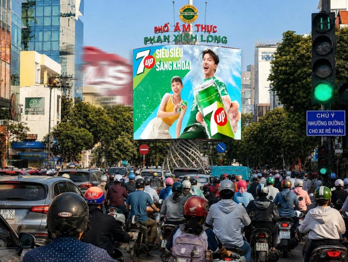 Dãy màn hình LED tại phố ẩm thực Phan Xích Long