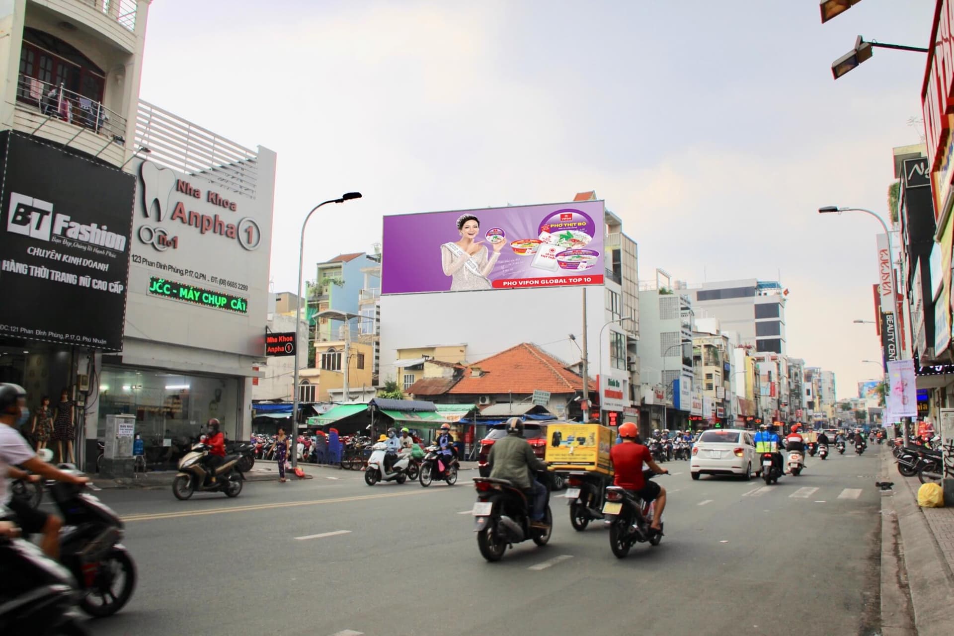 Cổng chính chợ Phú Nhuận