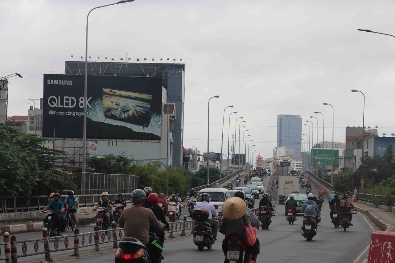 Biển ốp tường cầu Kênh Tẻ