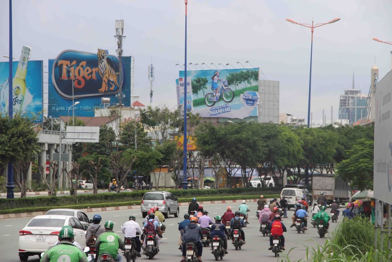 Biển ốp tường chân cầu Sài Gòn, Bình Thạnh