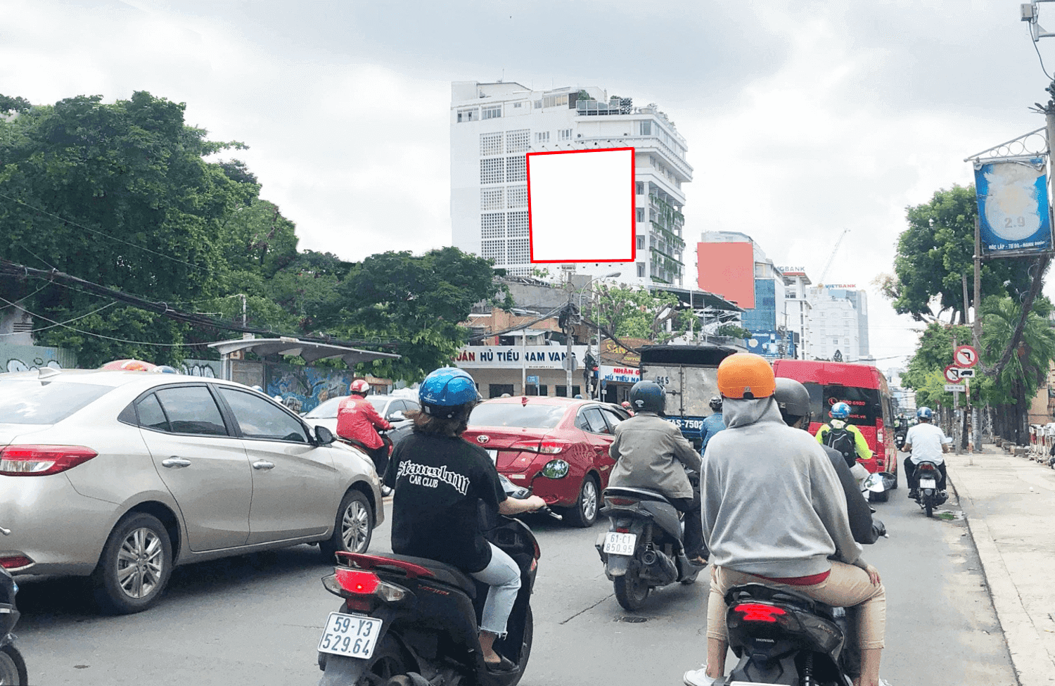 Gần Ngã  6 Phù Đổng