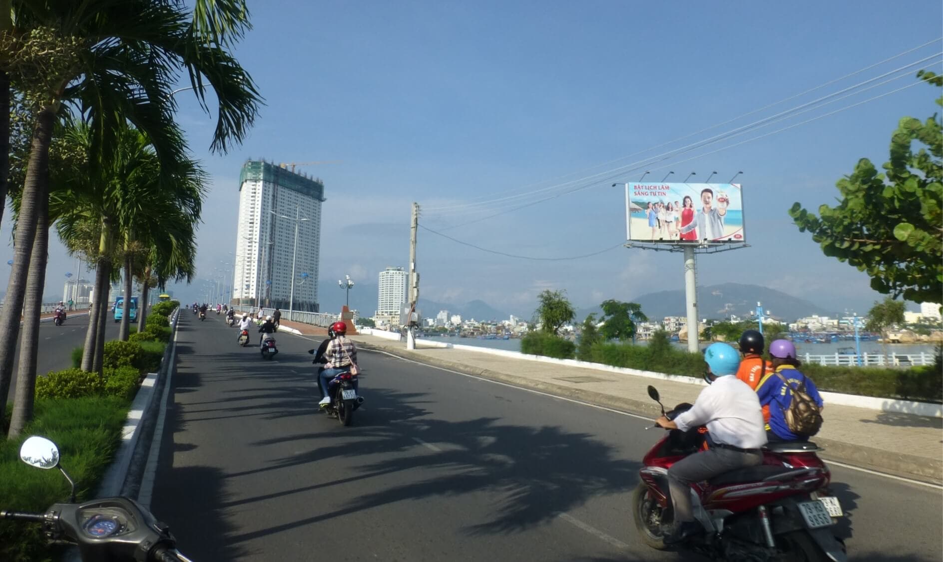 Bảng trụ bên cầu Trần Phú, Nha Trang