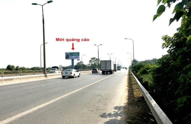 Gần đường giao với cầu vượt Nam Hồng