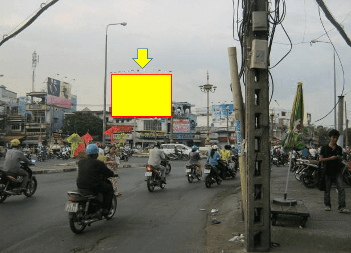 Ngã tư Lạc Long Quân - Hòa Bình - Ung Ích Khiêm