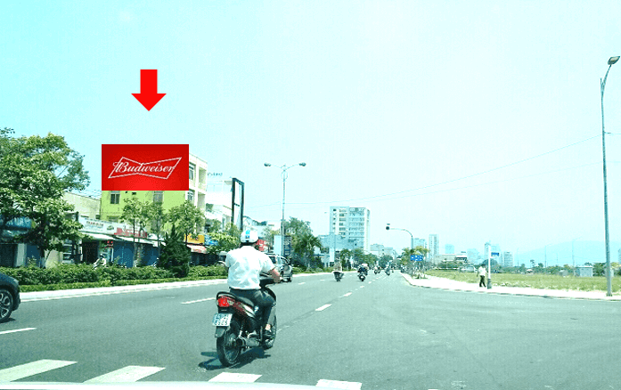 Gần quảng trường Bạch Đằng