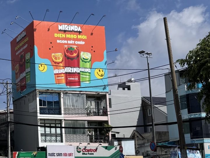 Biển quảng cáo trên nóc một ngôi nhà ở TP. Hồ Chí Minh, ảnh từ một lượt kiểm tra tại chỗ